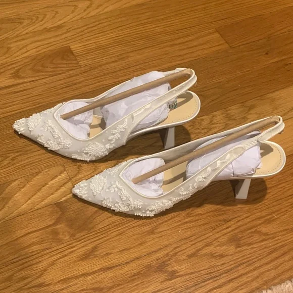 Betsey Johnson White Embroidered Heels - Picture 3 of 7